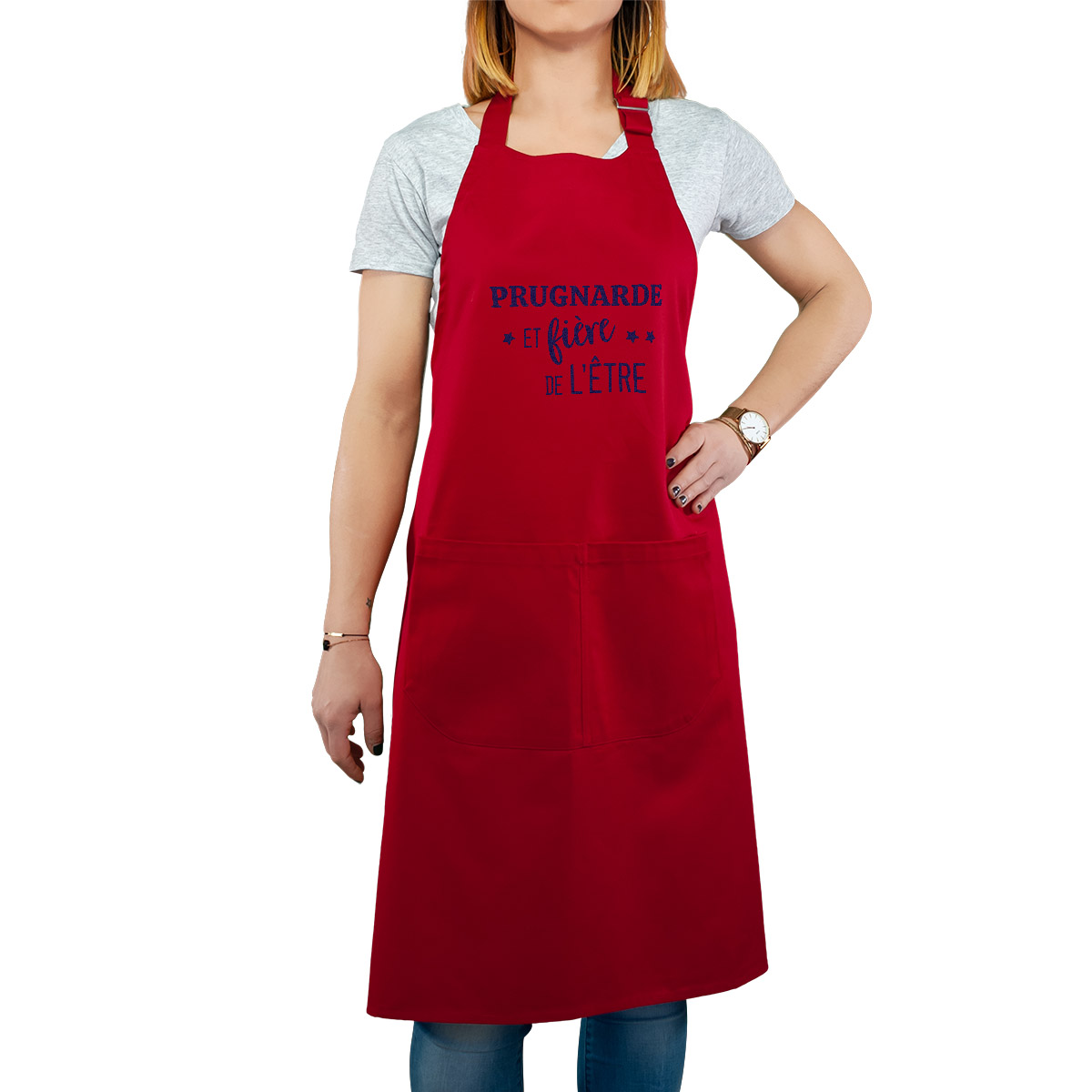 Tablier de cuisine personnalisé rouge pour femme avec le message personnalisé marine prugnarde  et fière de l'être