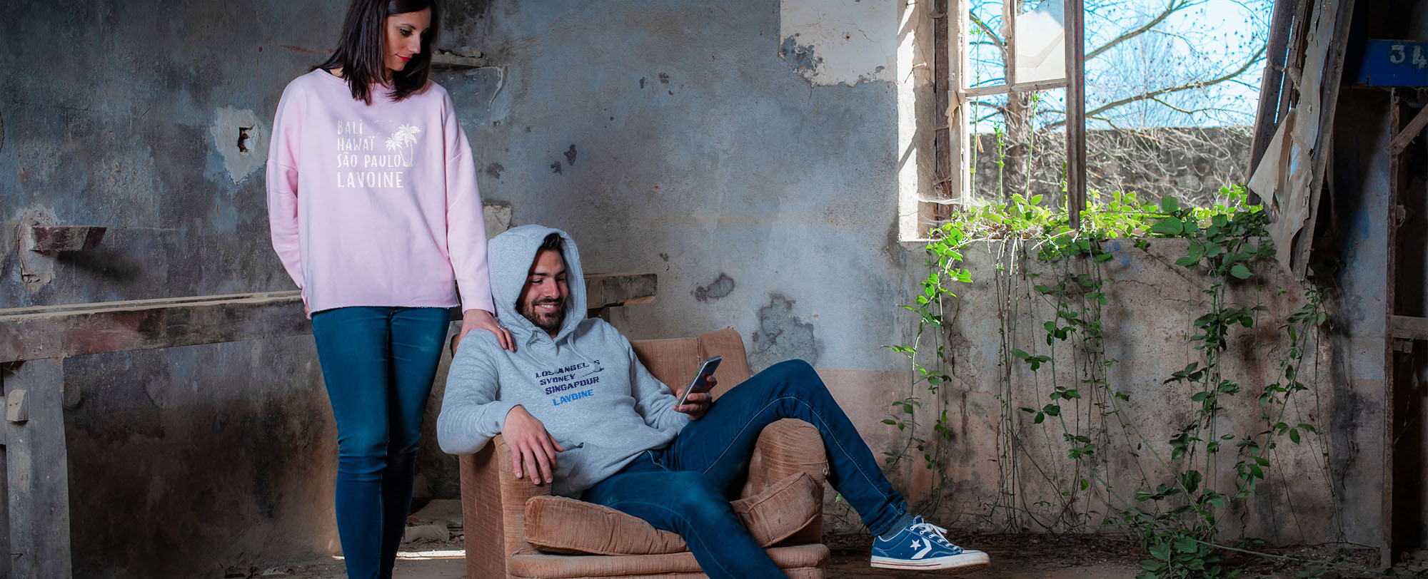 Couple de la ville de Lavoine dans une maison abandonnée