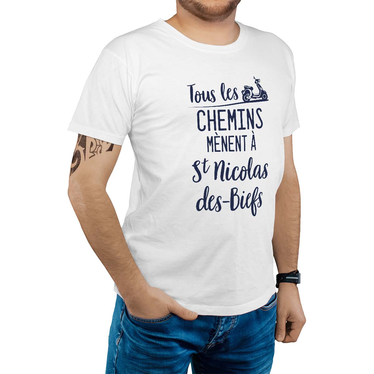 T-Shirt blanc pour homme avec le message personnalisé marine tous les chemins mènent à saint-nicolas-des-biefs