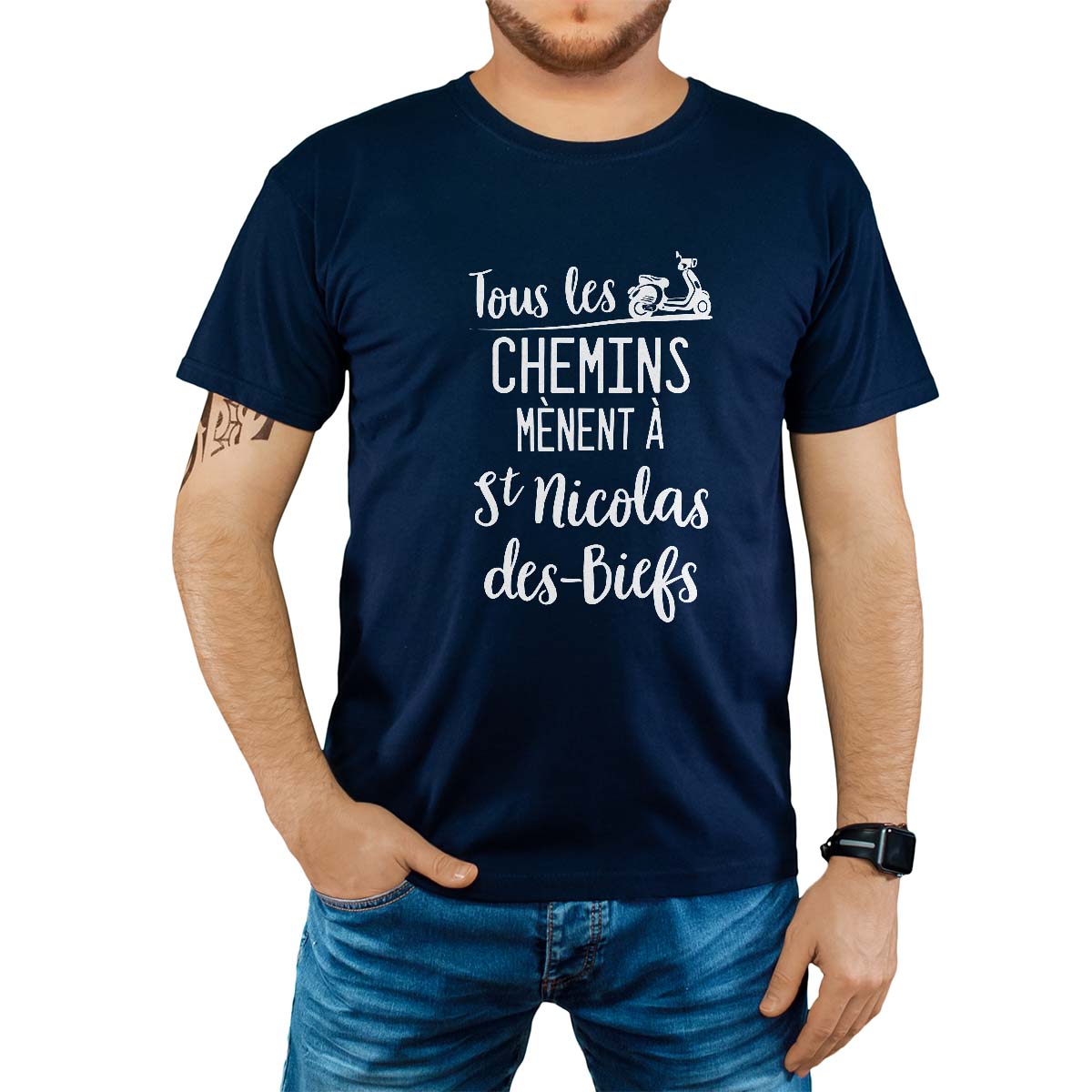 T-Shirt marine pour homme avec le message personnalisé blanc tous les chemins mènent à saint-nicolas-des-biefs