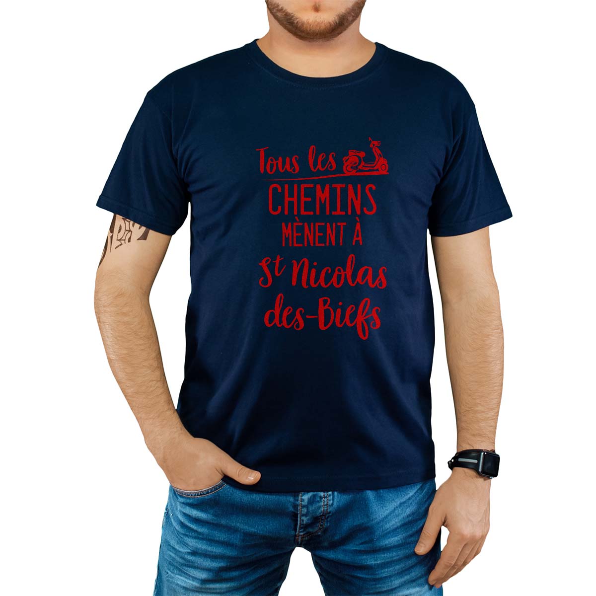 T-Shirt marine pour homme avec le message personnalisé rouge tous les chemins mènent à saint-nicolas-des-biefs