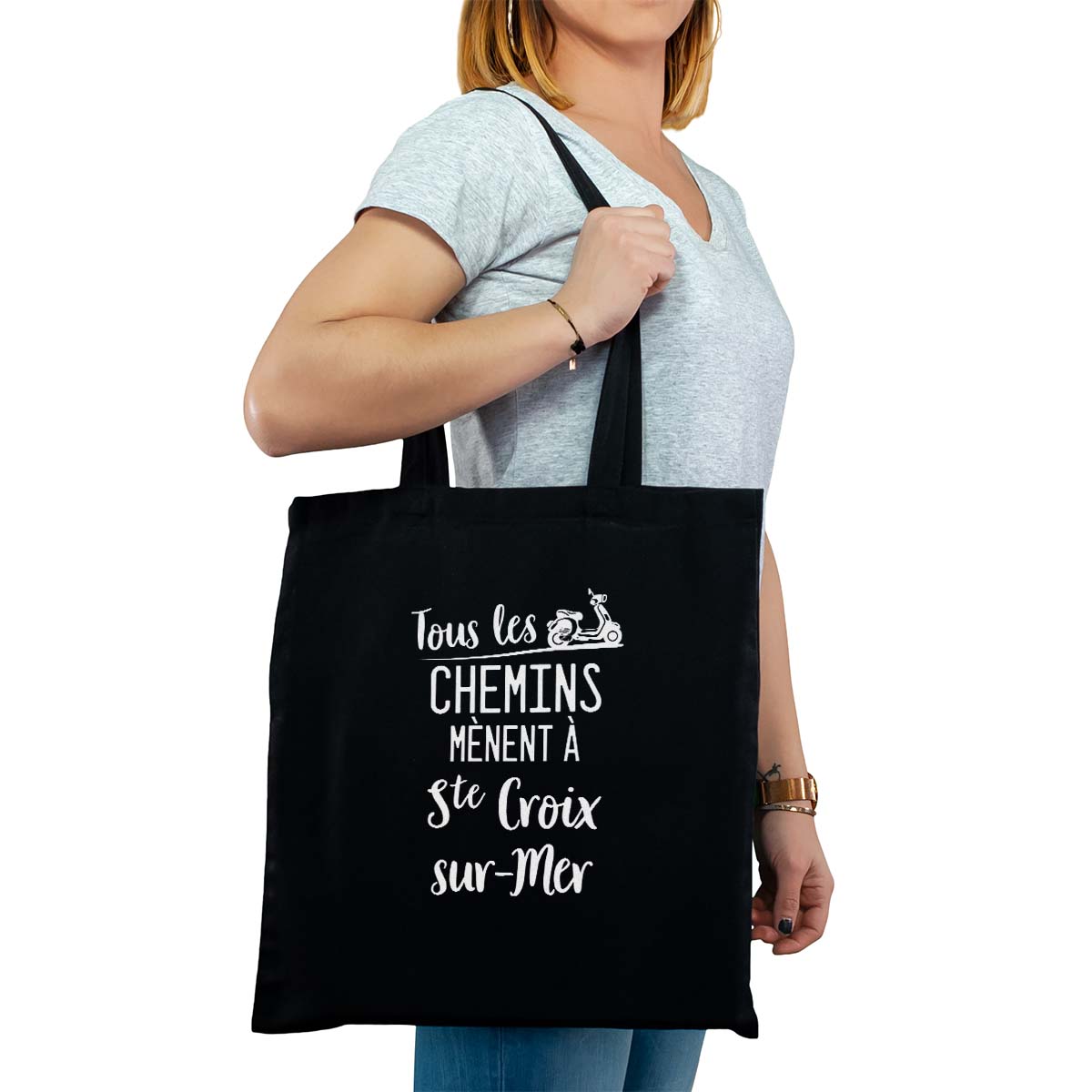 Totebag cabas personnalisé noir pour femme avec le message personnalisé blanc tous les chemins mènent à sainte-croix-sur-mer