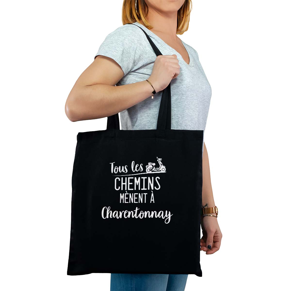 Totebag cabas personnalisé noir pour femme avec le message personnalisé blanc tous les chemins mènent à charentonnay