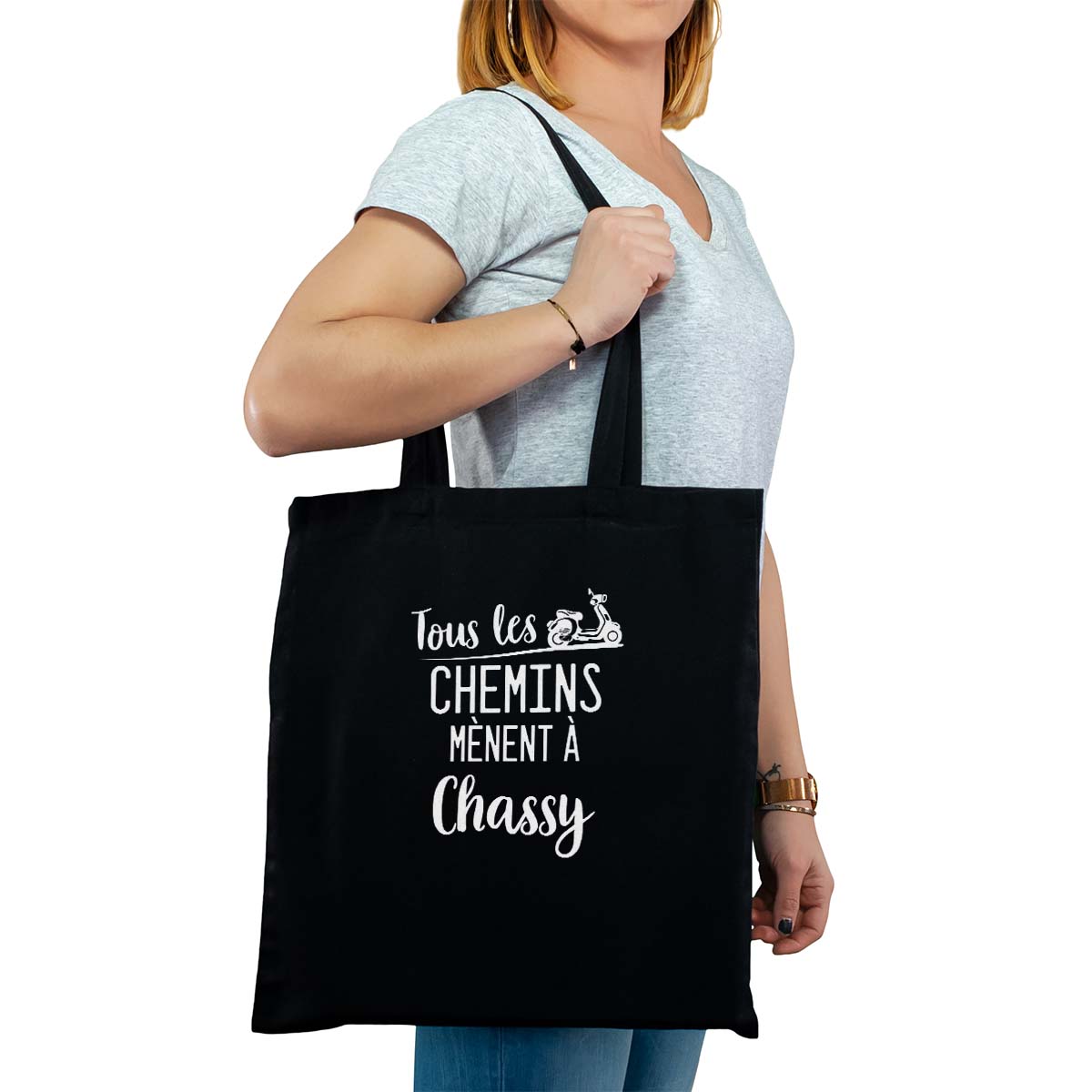 Totebag cabas personnalisé noir pour femme avec le message personnalisé blanc tous les chemins mènent à chassy