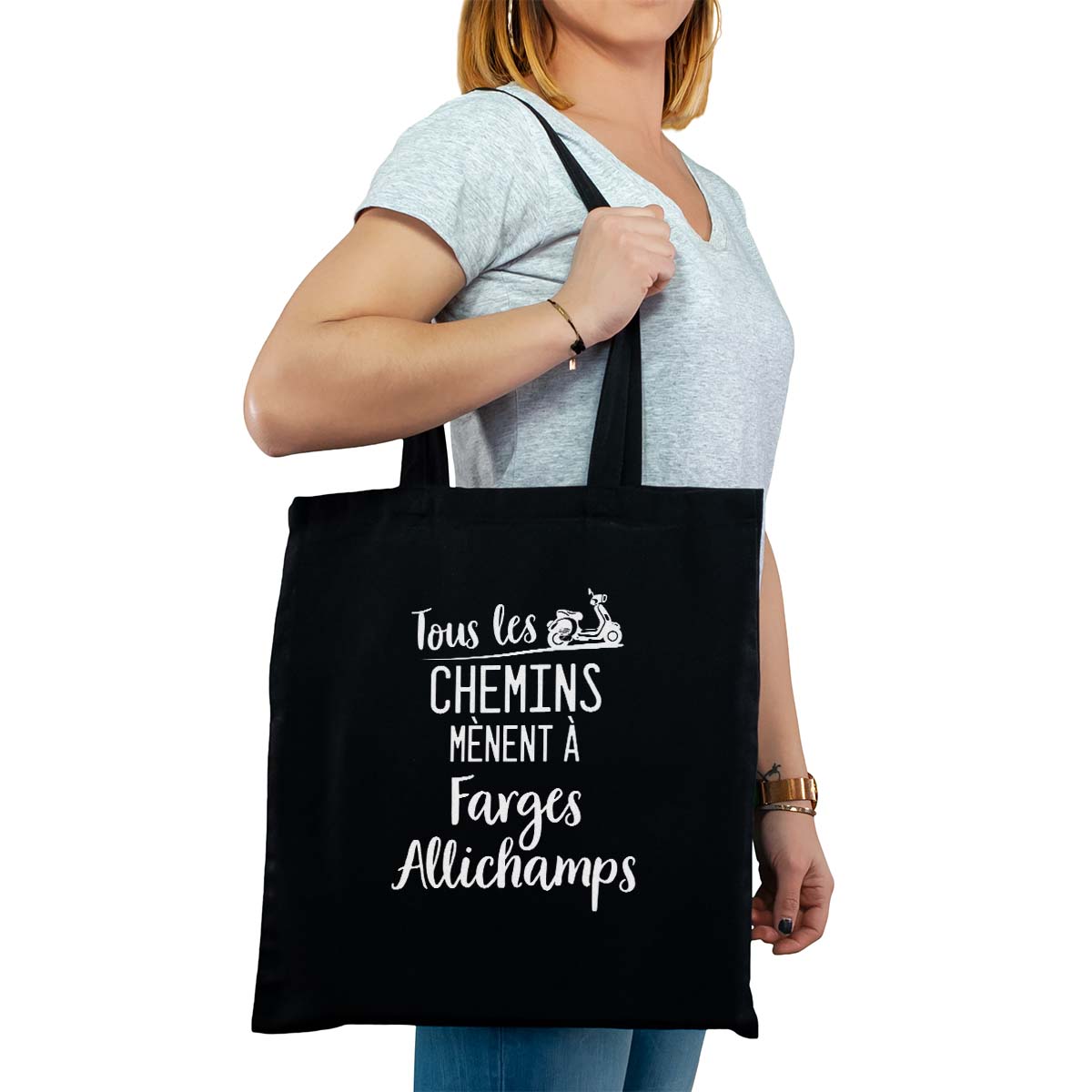 Totebag cabas personnalisé noir pour femme avec le message personnalisé blanc tous les chemins mènent à farges-allichamps