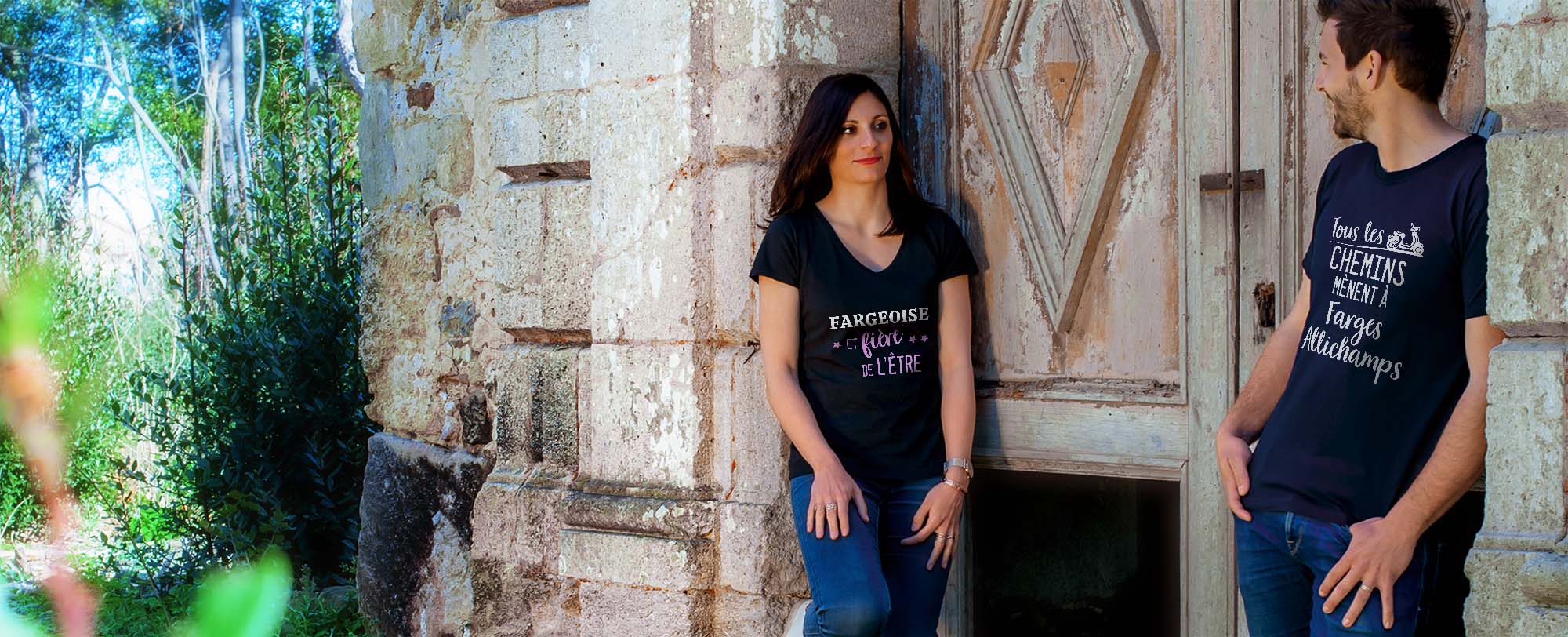 Deux amoureux Fargeois se regardant devant l'entrée d'une chapelle abandonnée