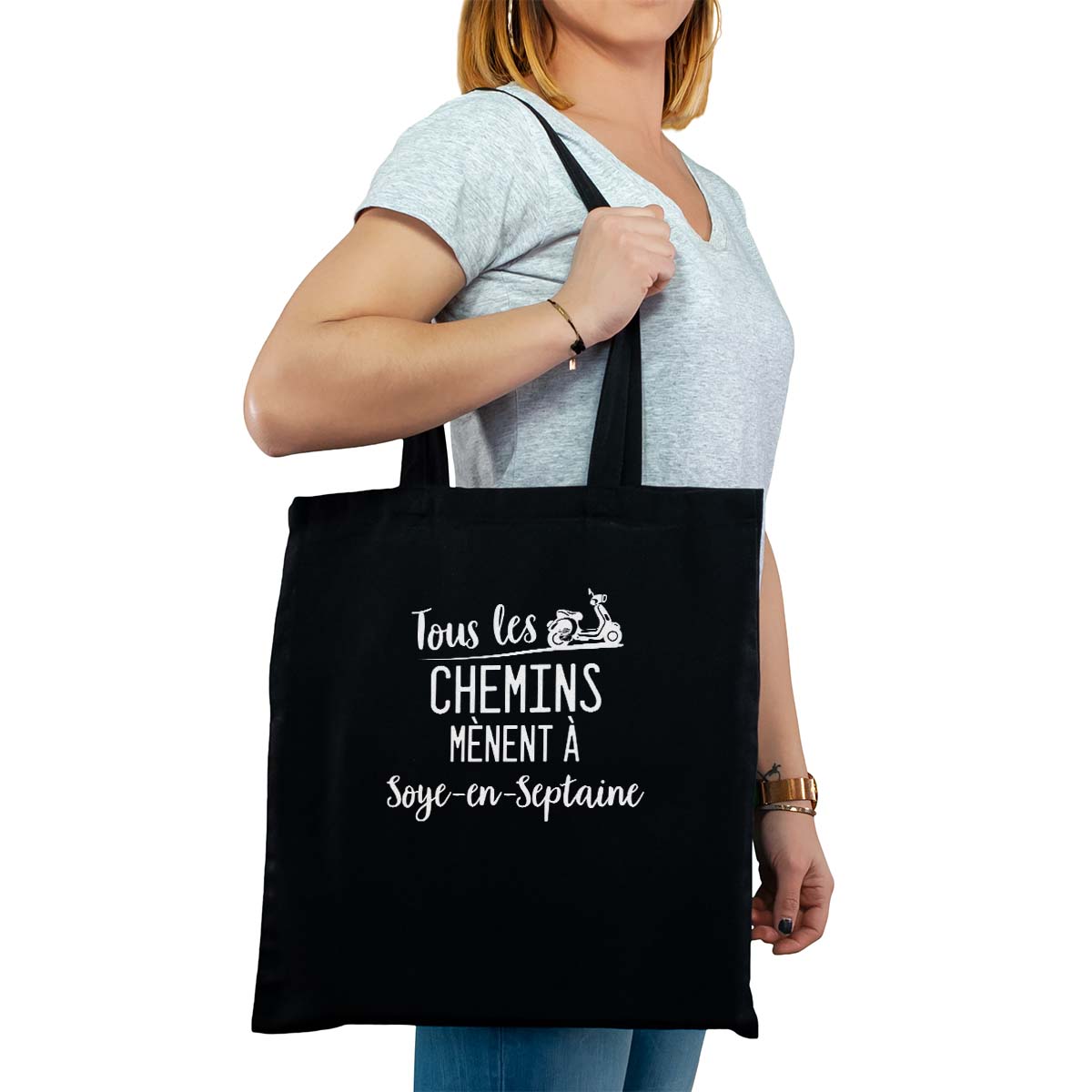 Totebag cabas personnalisé noir pour femme avec le message personnalisé blanc tous les chemins mènent à soye-en-septaine