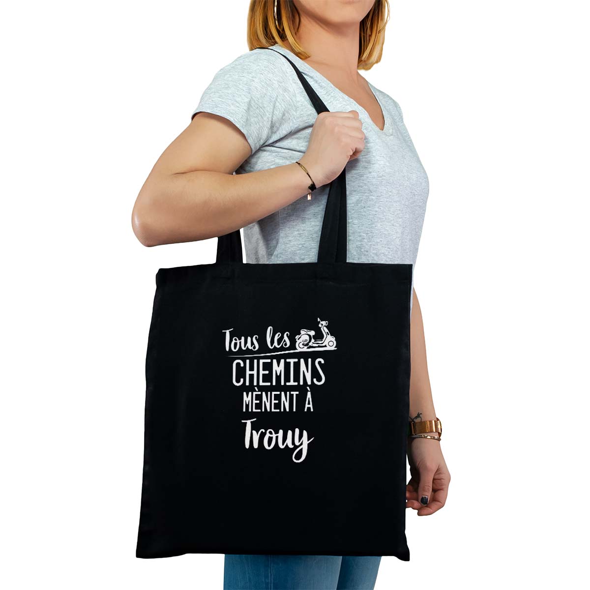 Totebag cabas personnalisé noir pour femme avec le message personnalisé blanc tous les chemins mènent à trouy