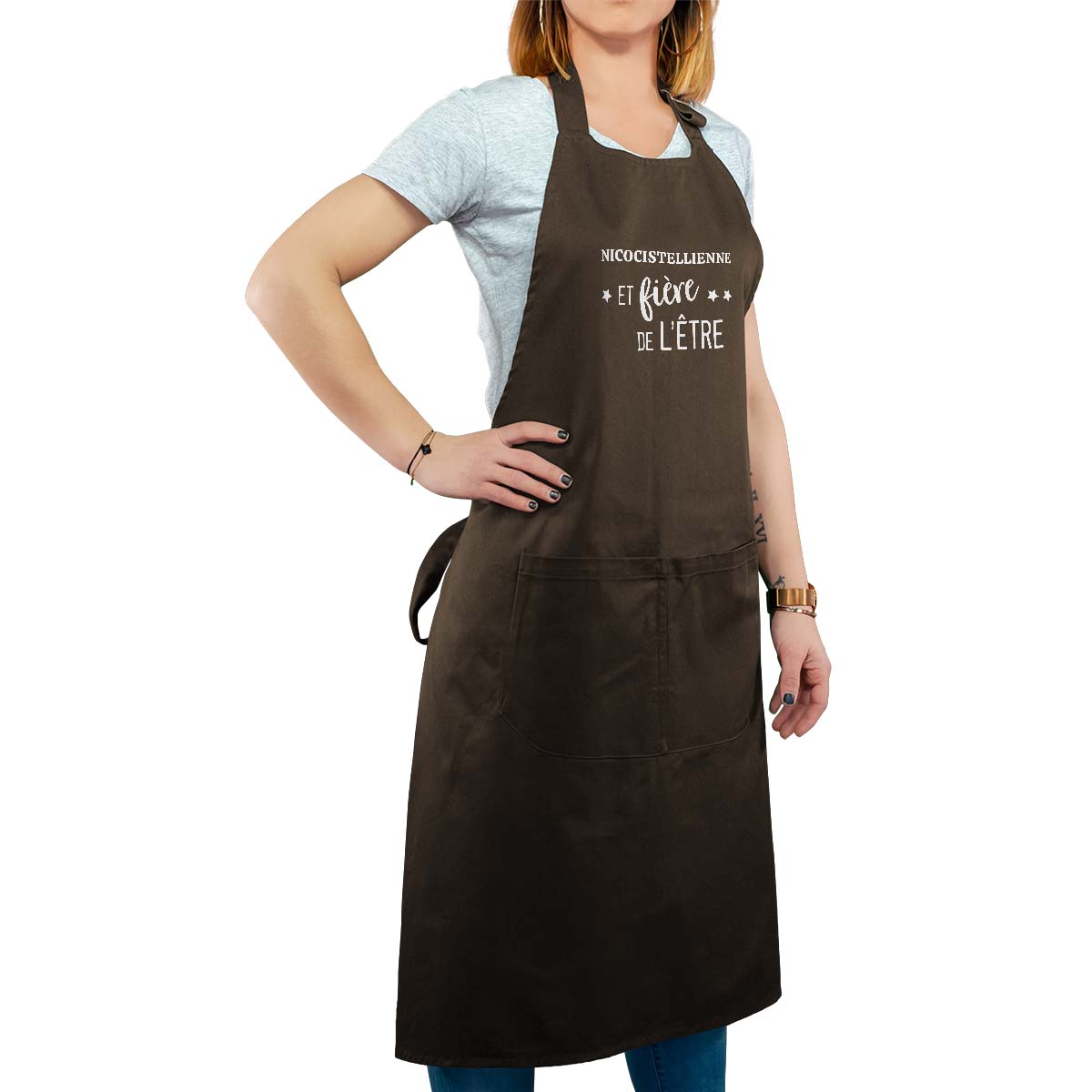 Tablier de cuisine personnalisé cacao pour femme avec le message personnalisé blanc nicocistellienne  et fière de l'être