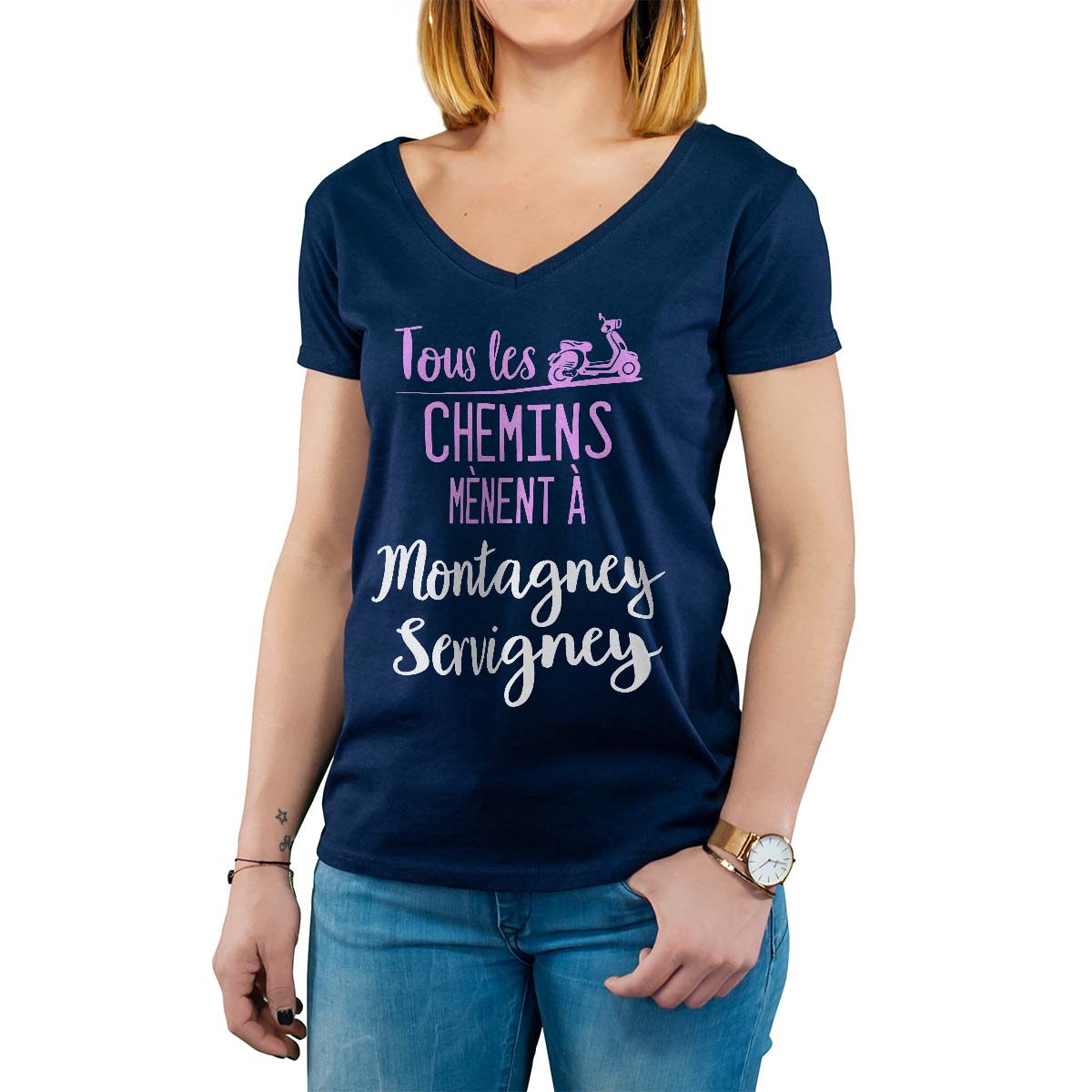 T-Shirt marine pour femme avec le message personnalisé rose tous les chemins mènent à montagney-servigney