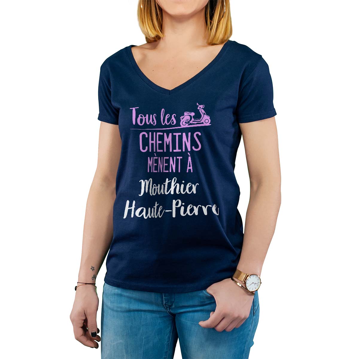 T-Shirt marine pour femme avec le message personnalisé rose tous les chemins mènent à mouthier-haute-pierre