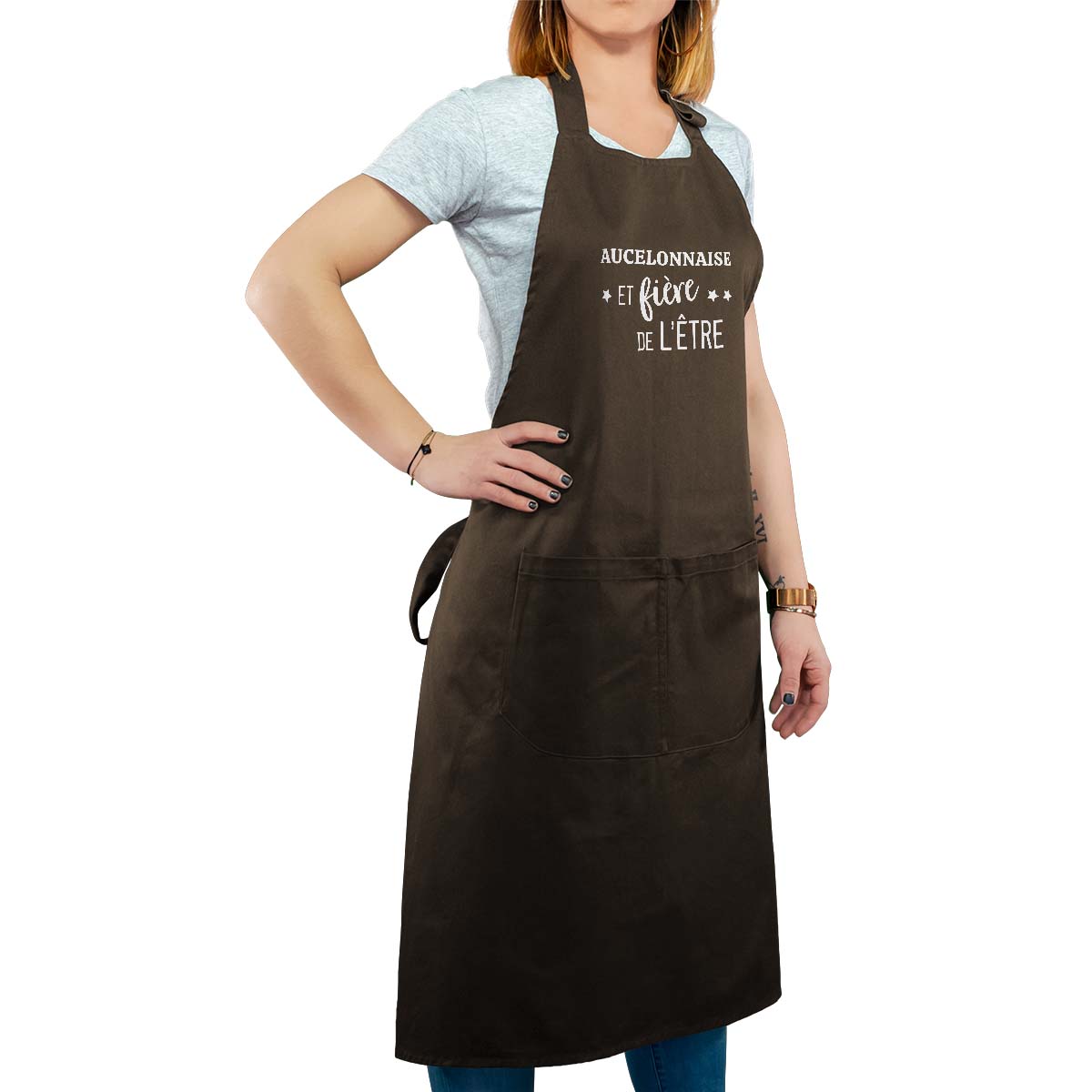 Tablier de cuisine personnalisé cacao pour femme avec le message personnalisé blanc aucelonnaise  et fière de l'être