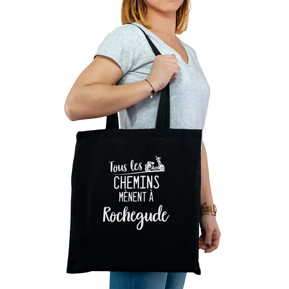 Totebag cabas personnalisé noir pour femme avec le message personnalisé blanc tous les chemins mènent à rochegude