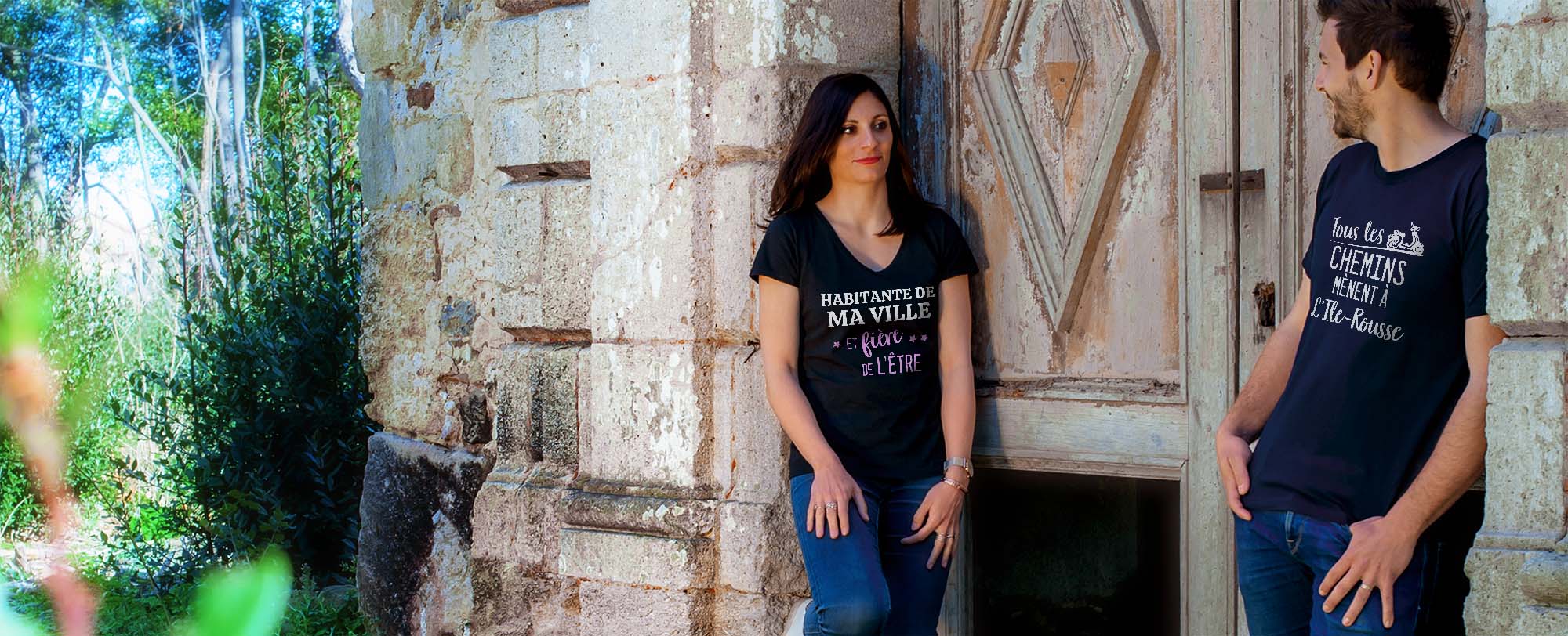 Deux amoureux Isolani se regardant devant l'entrée d'une chapelle abandonnée