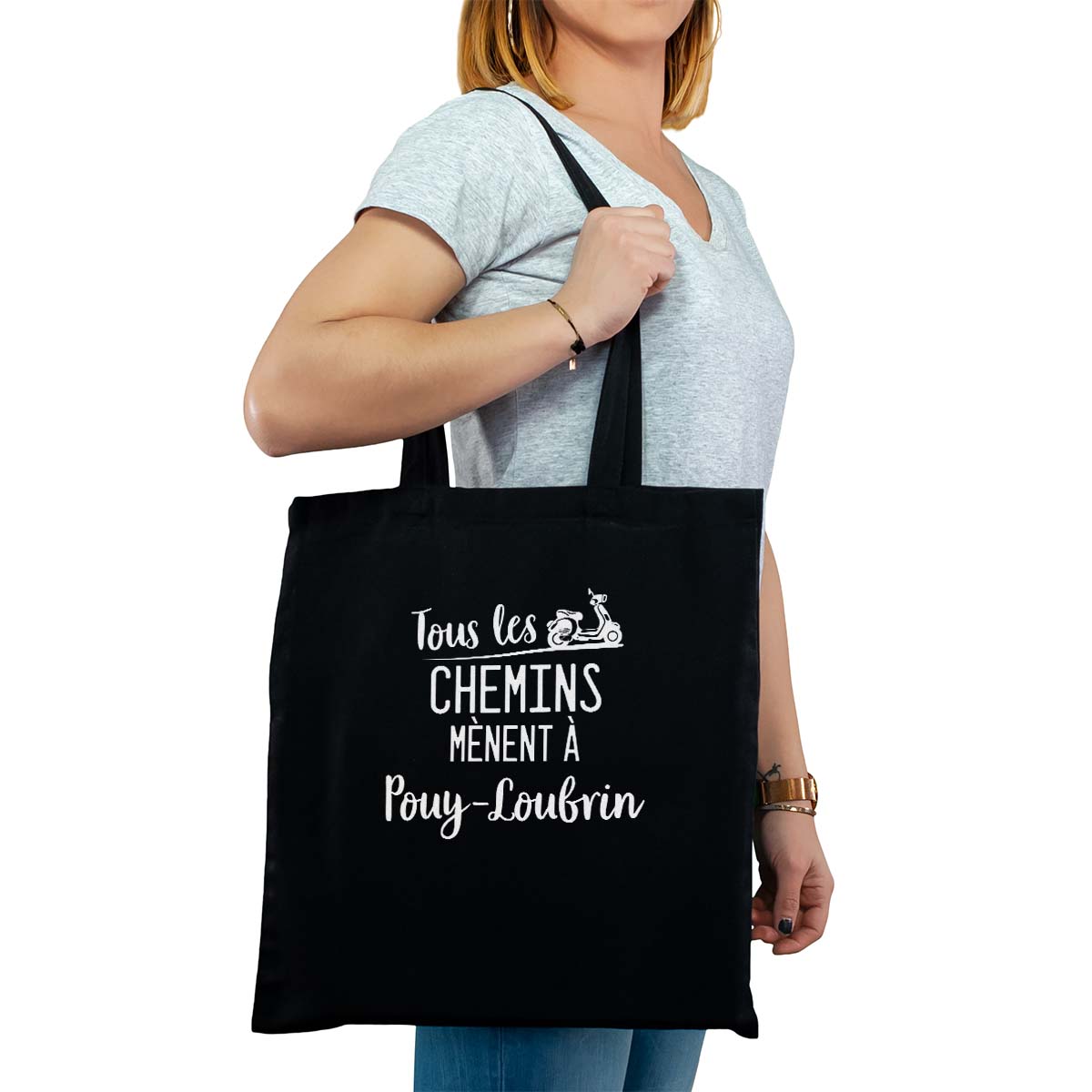 Totebag cabas personnalisé noir pour femme avec le message personnalisé blanc tous les chemins mènent à pouy-loubrin