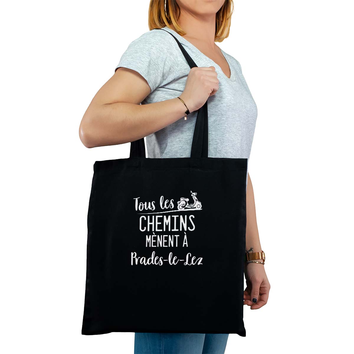 Totebag cabas personnalisé noir pour femme avec le message personnalisé blanc tous les chemins mènent à prades-le-lez