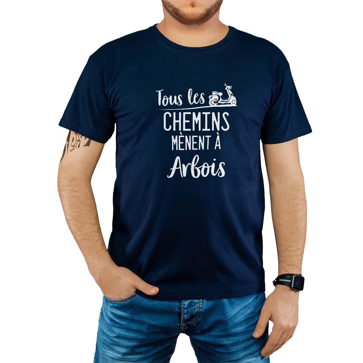 T-Shirt marine pour homme avec le message personnalisé blanc tous les chemins mènent à arbois
