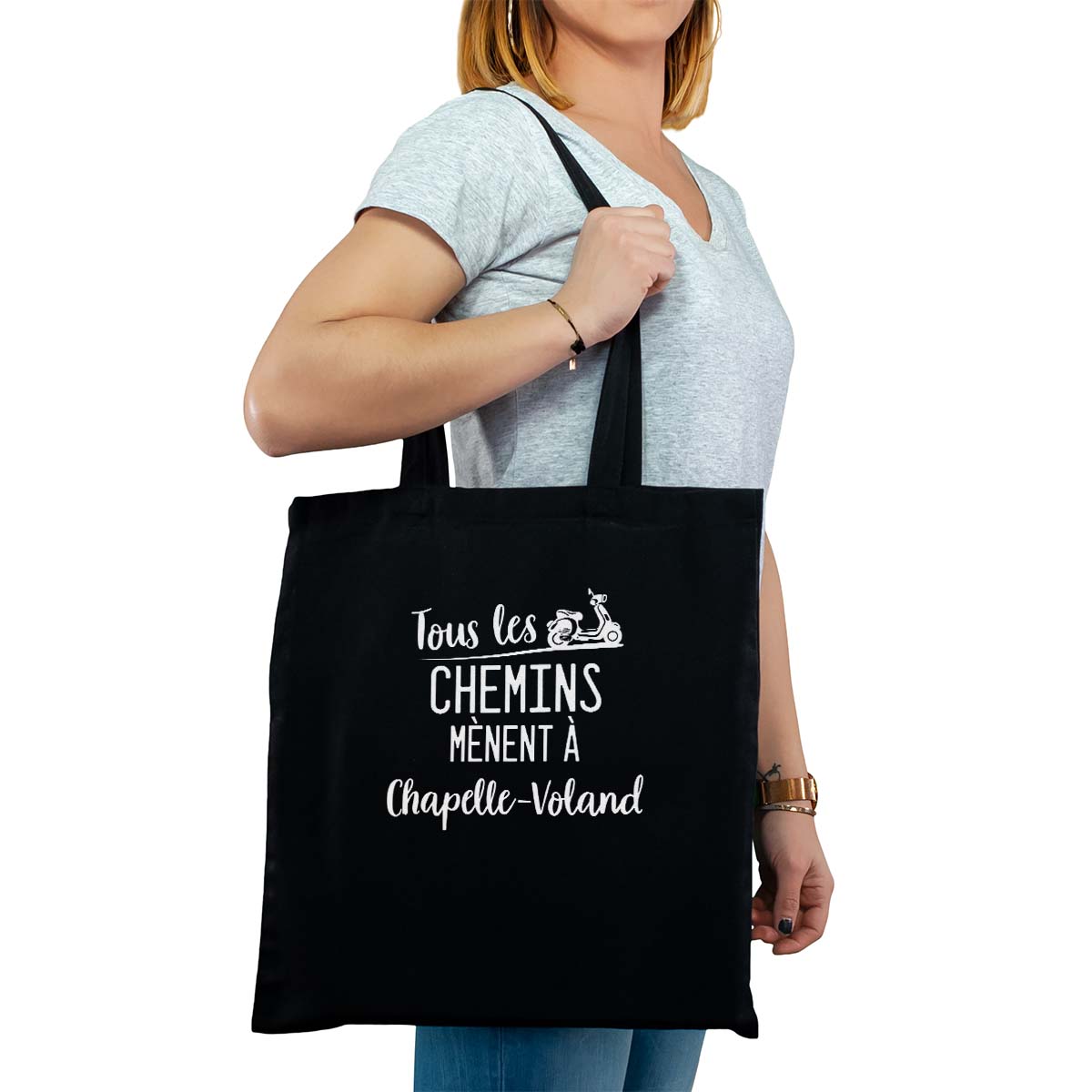 Totebag cabas personnalisé noir pour femme avec le message personnalisé blanc tous les chemins mènent à chapelle-voland