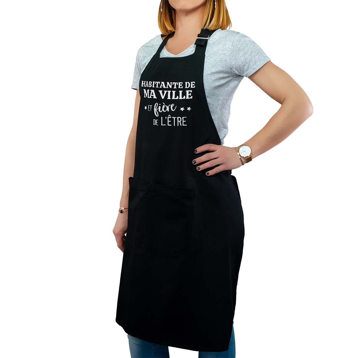 Tablier de cuisine personnalisé noir pour femme avec le message personnalisé blanc gentile-chevrotaine  et fière de l'être