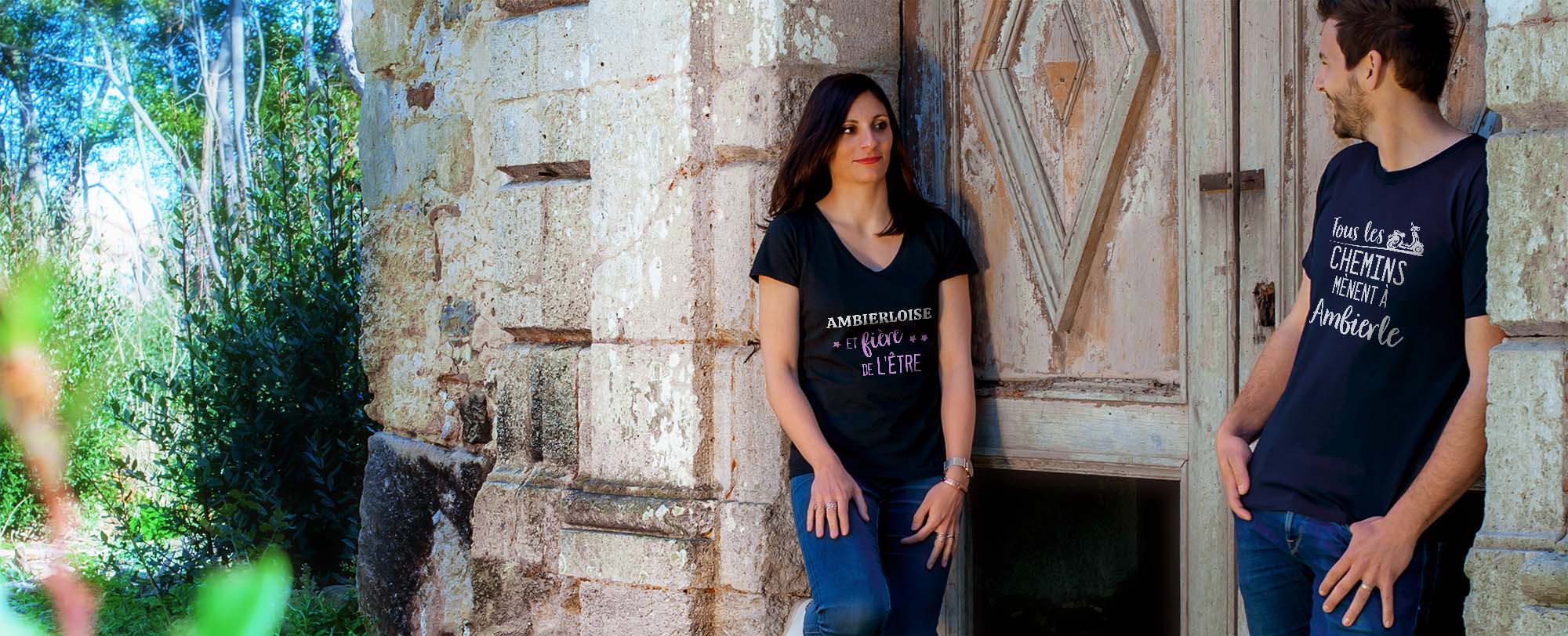 Deux amoureux Ambierlois se regardant devant l'entrée d'une chapelle abandonnée