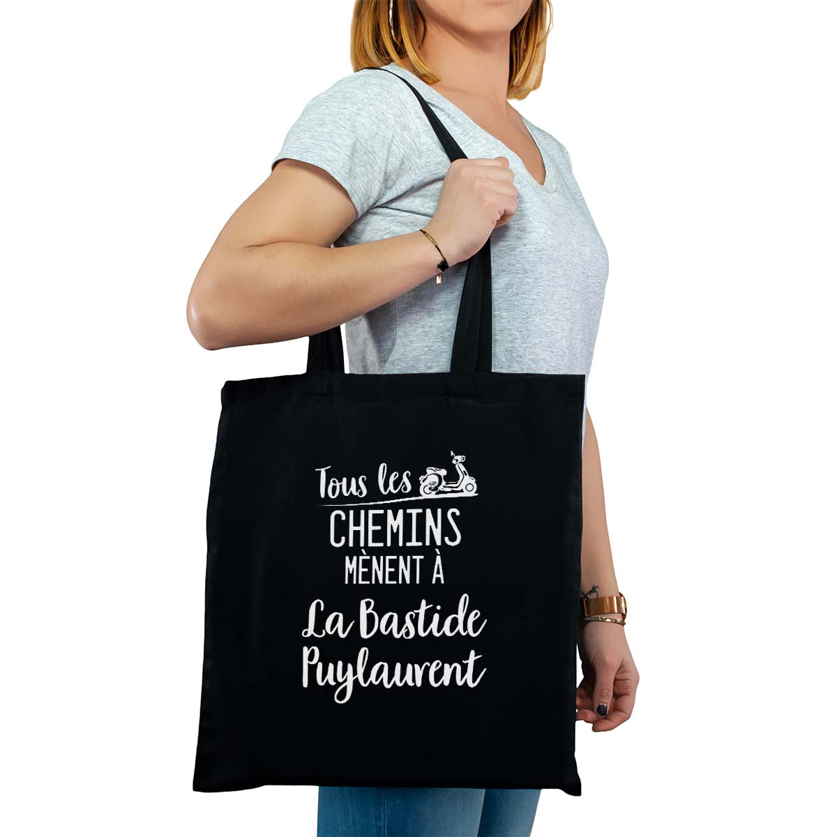 Totebag cabas personnalisé noir pour femme avec le message personnalisé blanc tous les chemins mènent à la bastide-puylaurent
