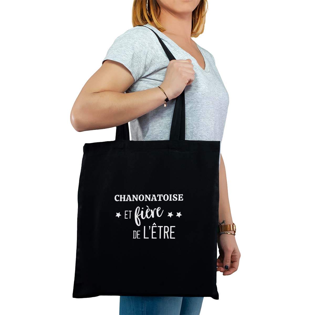 Totebag cabas personnalisé noir pour femme avec le message personnalisé blanc chanonatoise  et fière de l'être
