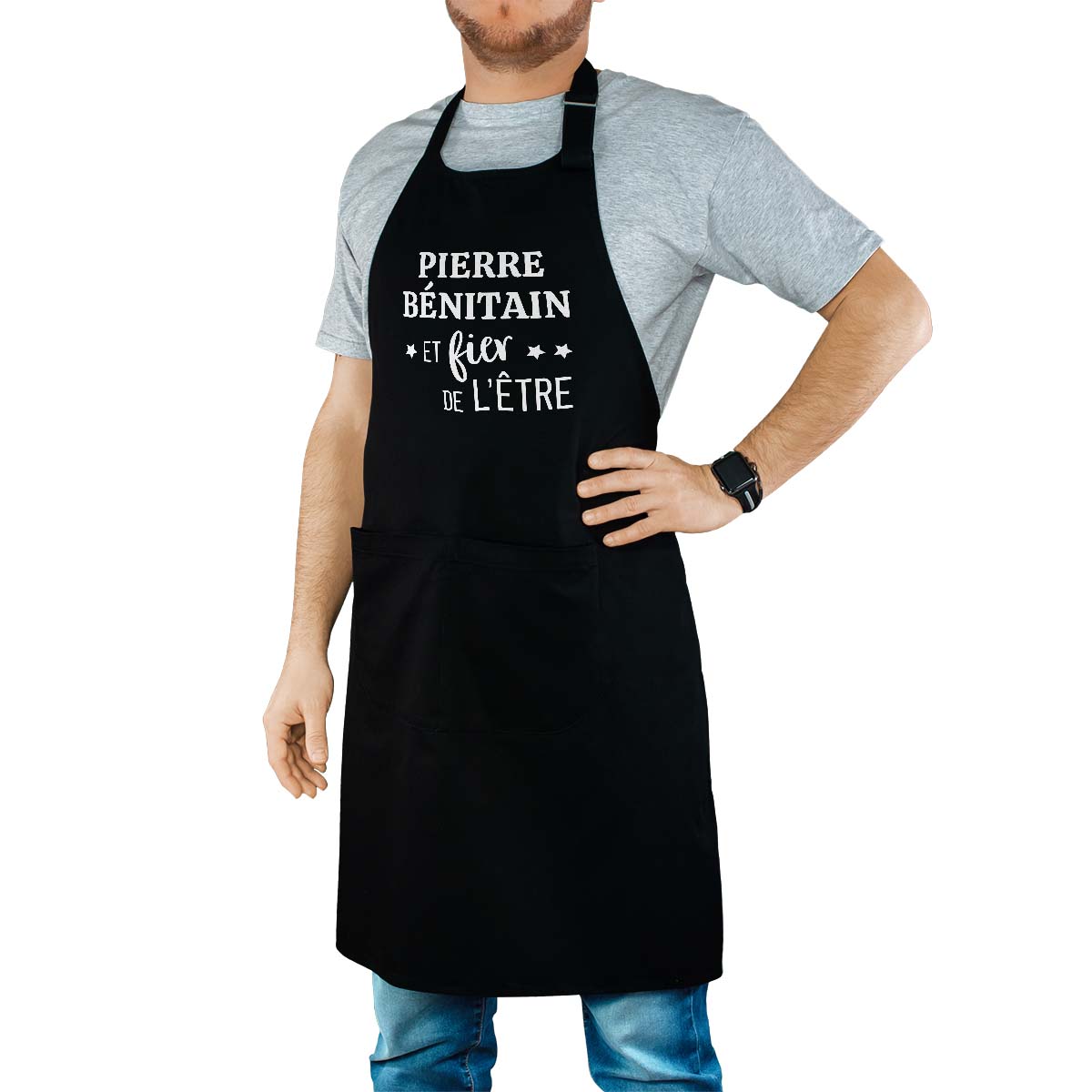 Tablier de cuisine personnalisé noir pour homme avec le message personnalisé blanc pierre-bénitain  et fier de l'être