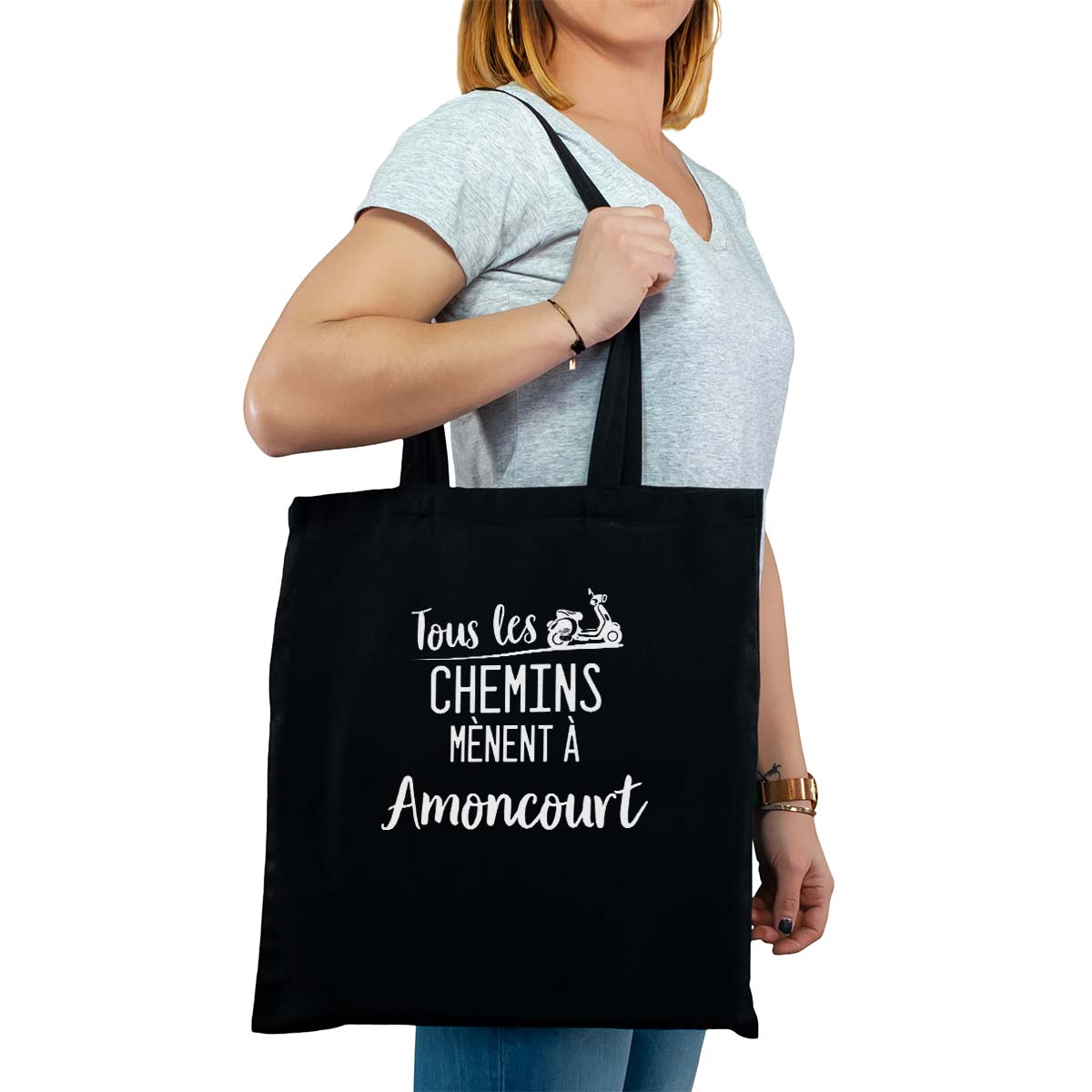 Totebag cabas personnalisé noir pour femme avec le message personnalisé blanc tous les chemins mènent à amoncourt