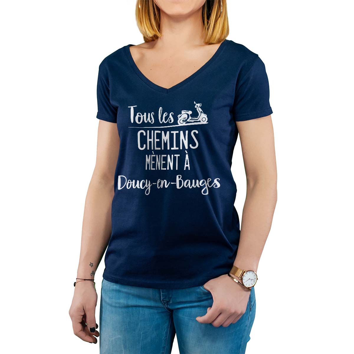 T-Shirt marine pour femme avec le message personnalisé blanc tous les chemins mènent à doucy-en-bauges