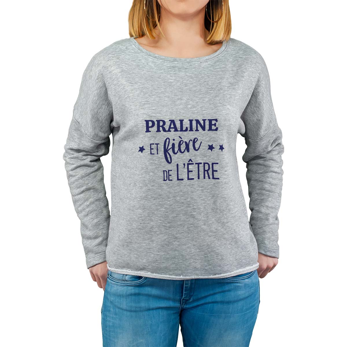 Sweat shirt gris pour femme avec le message personnalisé marine praline  et fière de l'être
