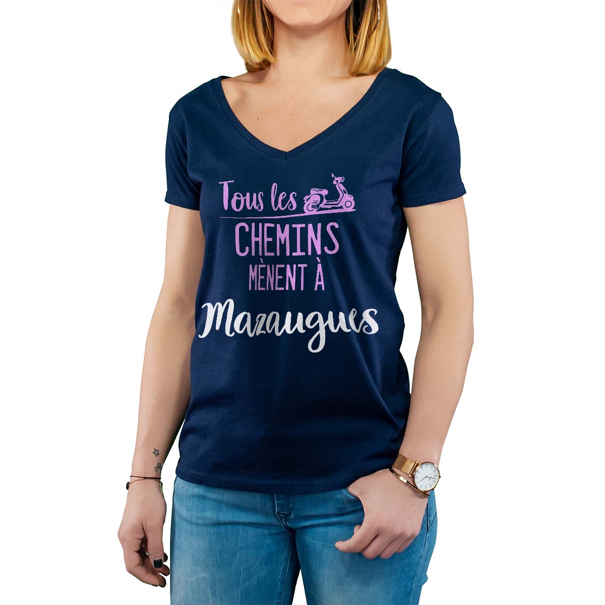 T-Shirt marine pour femme avec le message personnalisé rose tous les chemins mènent à mazaugues